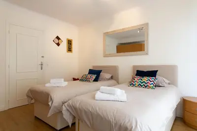 Un ou plusieurs lits dans un hébergement de l'établissement 2-Br Apartment 2 min from the Beaches