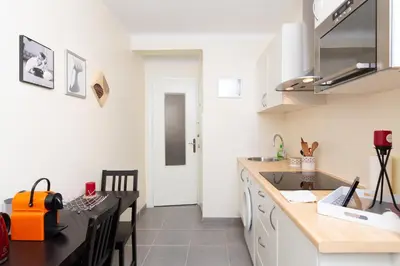Cuisine ou kitchenette dans l'établissement 2-Br Apartment 2 min from the Beaches