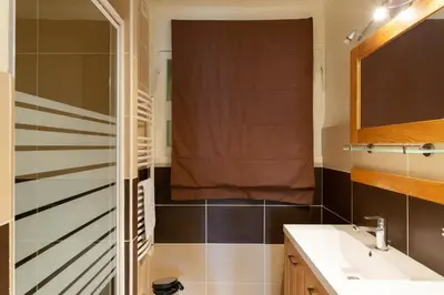 Salle de bains dans l'établissement 2-Br Apartment 2 min from the Beaches