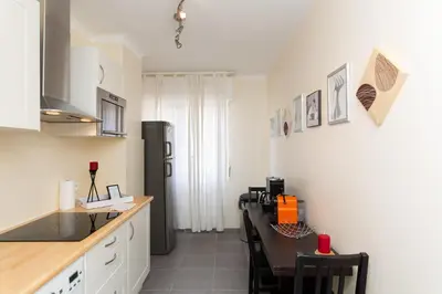Cuisine ou kitchenette dans l'établissement 2-Br Apartment 2 min from the Beaches