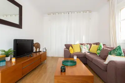 Télévision ou salle de divertissement dans l'établissement 2-Br Apartment 2 min from the Beaches