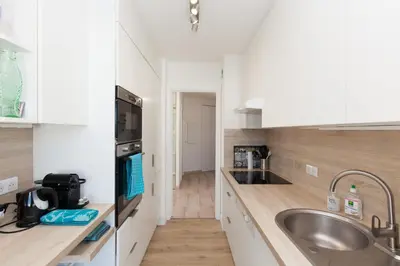 Cuisine ou kitchenette dans l'établissement High-Standard 2-Bedroom Apartment with Sea View and Large Terrace
