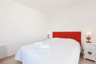 Un ou plusieurs lits dans un hébergement de l'établissement High-Standard 2-Bedroom Apartment with Sea View and Large Terrace