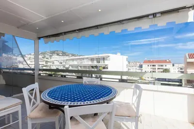 Balcon ou terrasse dans l'établissement High-Standard 2-Bedroom Apartment with Sea View and Large Terrace