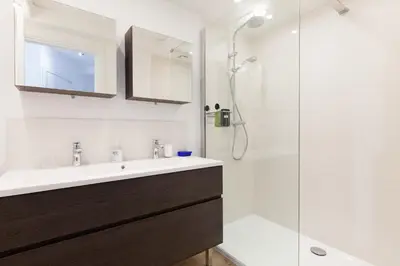Salle de bains dans l'établissement High-Standard 2-Bedroom Apartment with Sea View and Large Terrace