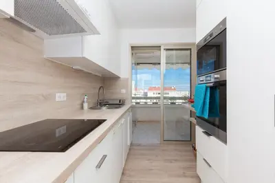 Cuisine ou kitchenette dans l'établissement High-Standard 2-Bedroom Apartment with Sea View and Large Terrace