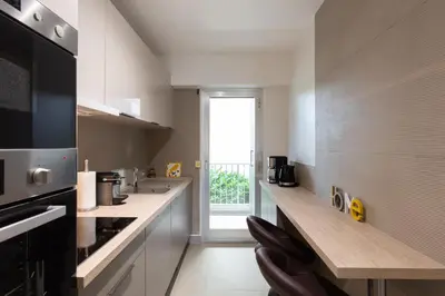 Cuisine ou kitchenette dans l'établissement 2-Br apartment 2 minutes from the beach parking