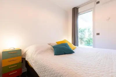 Un ou plusieurs lits dans un hébergement de l'établissement 2-Br with Garden and Pool in the Heart of Palm Beach
