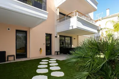 Jardin de l'établissement 2-Br with Garden and Pool in the Heart of Palm Beach