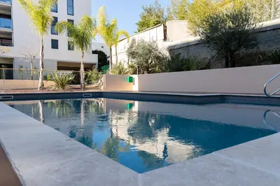 Piscine de l'établissement 2-Br with Garden and Pool in the Heart of Palm Beach ou située à proximité