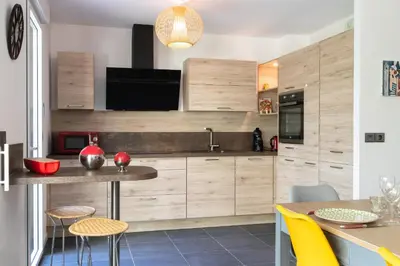 Cuisine ou kitchenette dans l'établissement 2-Br with Garden and Pool in the Heart of Palm Beach