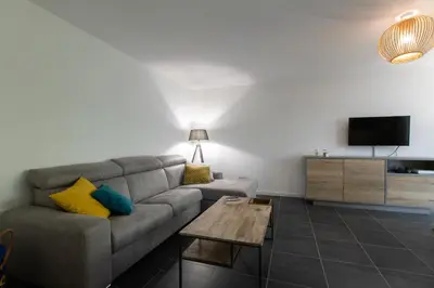 Télévision ou salle de divertissement dans l'établissement 2-Br with Garden and Pool in the Heart of Palm Beach