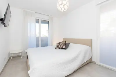 Un ou plusieurs lits dans un hébergement de l'établissement Renovated 2-Br Apartment with Terrace and Pool