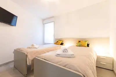Un ou plusieurs lits dans un hébergement de l'établissement Renovated 2-Br Apartment with Terrace and Pool