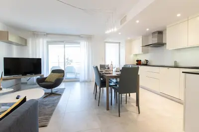 Cuisine ou kitchenette dans l'établissement Renovated 2-Br Apartment with Terrace and Pool