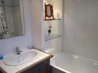 Salle de bains dans l'établissement Villa L'Adret et sa piscine