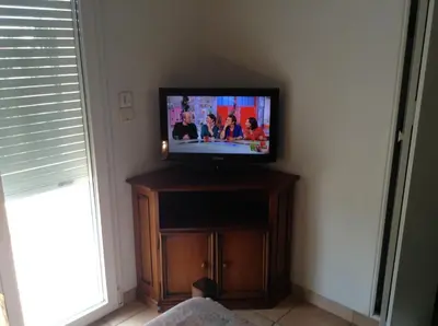 Télévision ou salle de divertissement dans l'établissement Villa L'Adret et sa piscine