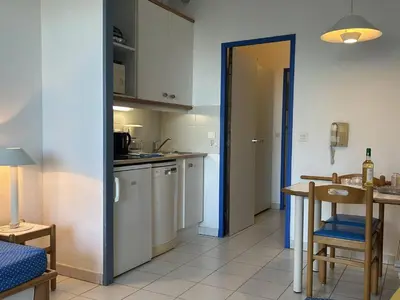 Cuisine ou kitchenette dans l'établissement Studio à Villeneuve-Loubet Plage avec Parking Privé, 2/4 Couchages - FR-1-252A-6