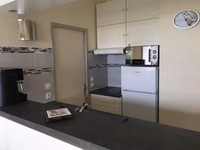Cuisine ou kitchenette dans l'établissement Charmant 2P en bord de mer, 4 couchages, marina, proche gare et centre, parking vélos et scooters - FR-1-252A-9