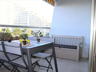 Balcon ou terrasse dans l'établissement Charmant 2P en bord de mer, 4 couchages, marina, proche gare et centre, parking vélos et scooters - FR-1-252A-9
