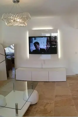 Télévision ou salle de divertissement dans l'établissement appartement de charme coeur de Juan & Plages