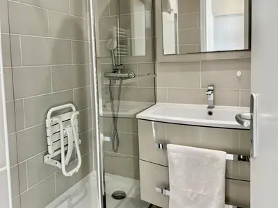 Salle de bains dans l'établissement Magnifique 3 pièces avec terrasse et parking, 4 couchages, Villeneuve-Loubet Plage - FR-1-252A-11