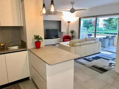 Cuisine ou kitchenette dans l'établissement Antibes Juan les Pins center,1 bedroom apart, pool