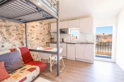 Cuisine ou kitchenette dans l'établissement Chez Dominique - Studio 2-4pers centre Antibes Fourmilliere 3ème