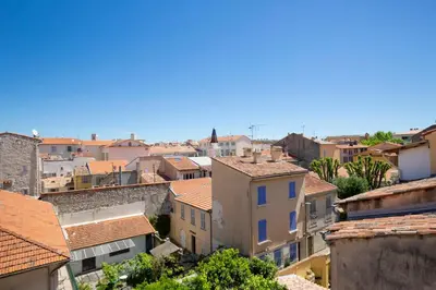 Vue générale sur Antibes ou vue de la ville depuis l'appartement