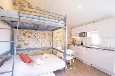 Cuisine ou kitchenette dans l'établissement Chez Dominique - Studio 2-4pers centre Antibes Fourmilliere 3ème