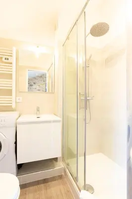 Salle de bains dans l'établissement Chez Dominique - Studio 2-4pers centre Antibes Fourmilliere 3ème