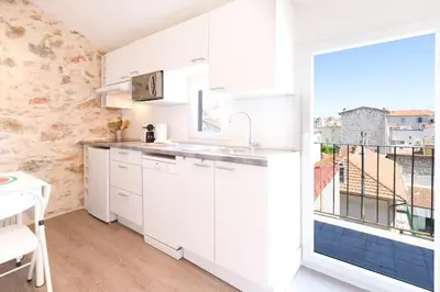 Cuisine ou kitchenette dans l'établissement Chez Dominique - Studio 2-4pers centre Antibes Fourmilliere 3ème