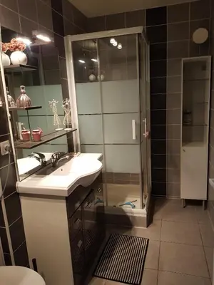 Salle de bains dans l'établissement T2 coquet proche plages, port et centre ville