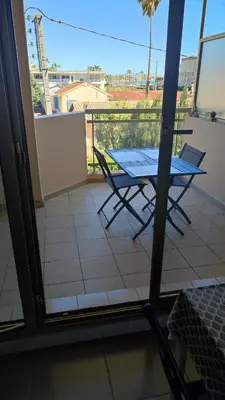 Balcon ou terrasse dans l'établissement T2 coquet proche plages, port et centre ville