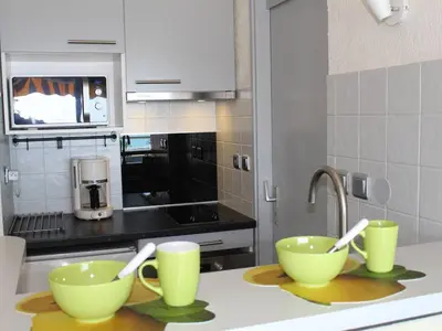 Cuisine ou kitchenette dans l'établissement Studio rénové en bord de mer à Villeneuve-Loubet - FR-1-252A-4