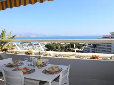 Vue générale sur la mer ou vue sur la mer prise depuis l'appartement