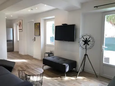 Télévision ou salle de divertissement dans l'établissement Villa Cocooning proche Cannes