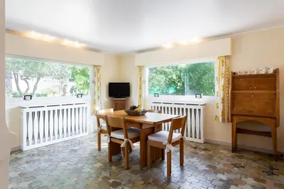 Télévision ou salle de divertissement dans l'établissement Haus mit Garten über der Bucht von Cannes