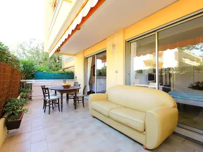 Coin salon dans l'établissement Apartment Les Eucalyptus-3 by Interhome