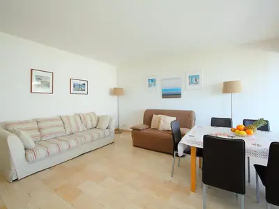Coin salon dans l'établissement Apartment La Pinède-1 by Interhome