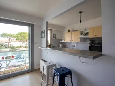 Cuisine ou kitchenette dans l'établissement Apartment La Pinède-2 by Interhome