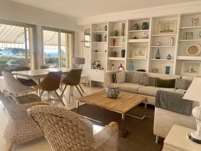 Coin salon dans l'établissement Appartement - villa Le Saint Georges avec superbe jardin et vue mer panoramique