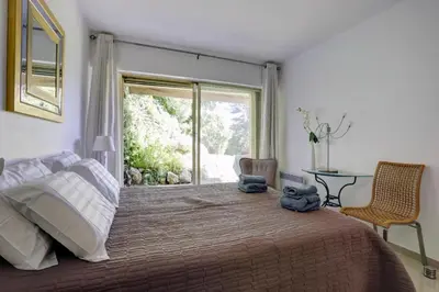 Un ou plusieurs lits dans un hébergement de l'établissement Appartement - villa Le Saint Georges avec superbe jardin et vue mer panoramique