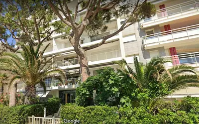 Jardin de l'établissement Fettolina Palm Beach, Location Cannes front de mer et plage