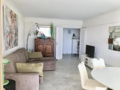 Télévision ou salle de divertissement dans l'établissement Fettolina Palm Beach, Location Cannes front de mer et plage