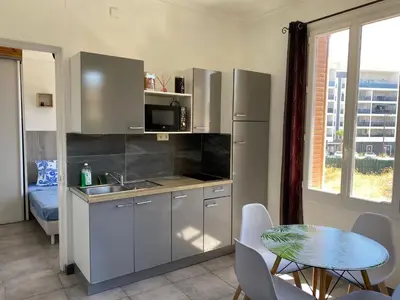 Cuisine ou kitchenette dans l'établissement Appartement PALOMA Proche Cannes