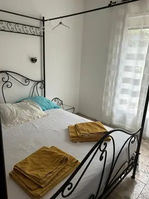 Un ou plusieurs lits dans un hébergement de l'établissement Très beau Studio lumineux dans Villa avec piscine