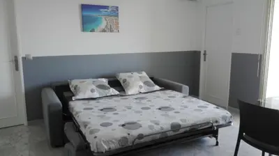 Un ou plusieurs lits dans un hébergement de l'établissement Grand studio climatisé en bord de mer avec parking sécurisé