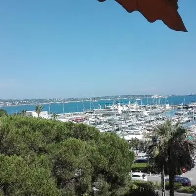 Grand studio climatisé en bord de mer avec parking sécurisé