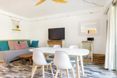 Télévision ou salle de divertissement dans l'établissement Grand Studio neuf face port et plage, parking privé